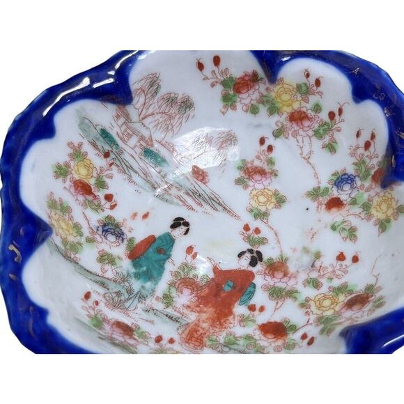 Vintage Japanese Bowl Scalloped Hand-Painted Geisha Blue Gold Trim Set of 2 - Picture 3 of 7